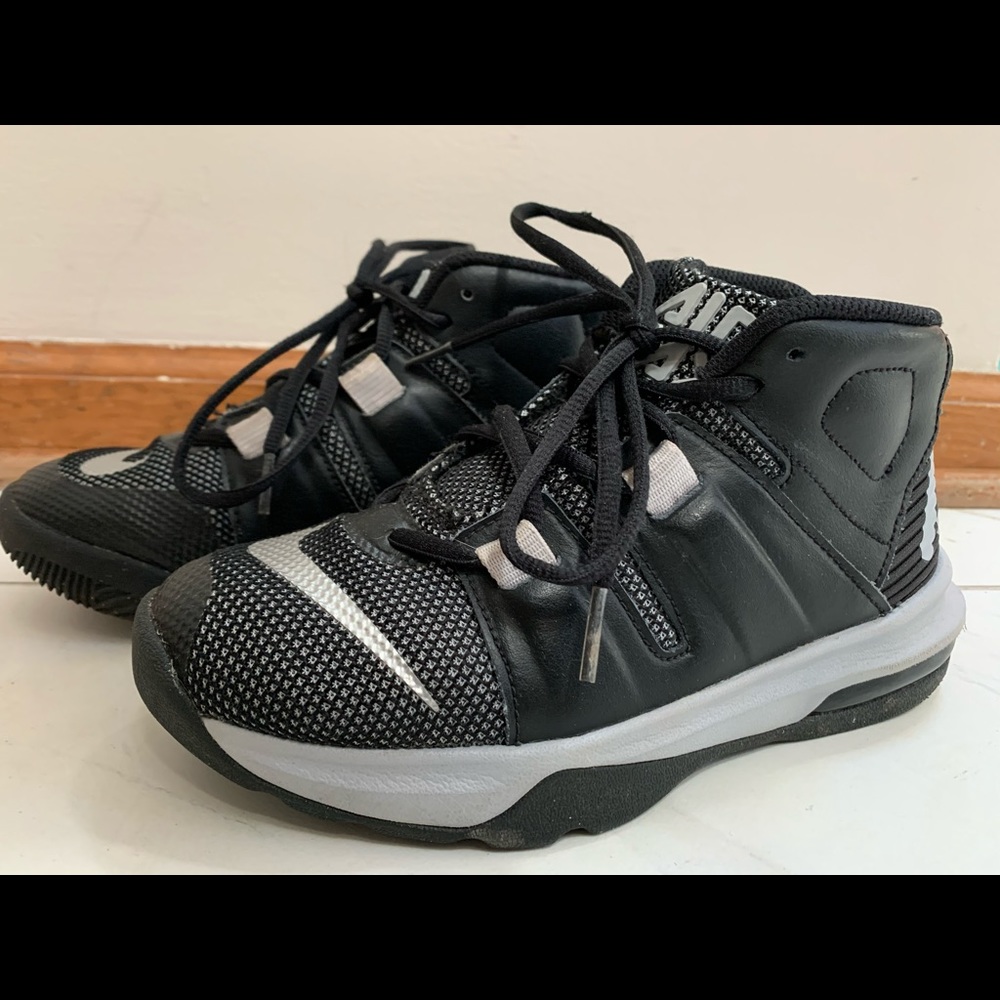 Boys Nike Air Max Basketball Shoe - size 3.5y
